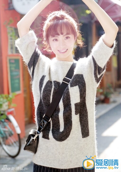 胡冰卿街拍写真 因为《旋风少女》和《秦时明月》而出名的新晋女星胡冰卿近日拍摄了一组街拍写真，阳光下胡冰卿绽放甜美笑容，眼神清澈，清丽可人，萌萌的丸子头搭配精致五官更显娇俏可爱。