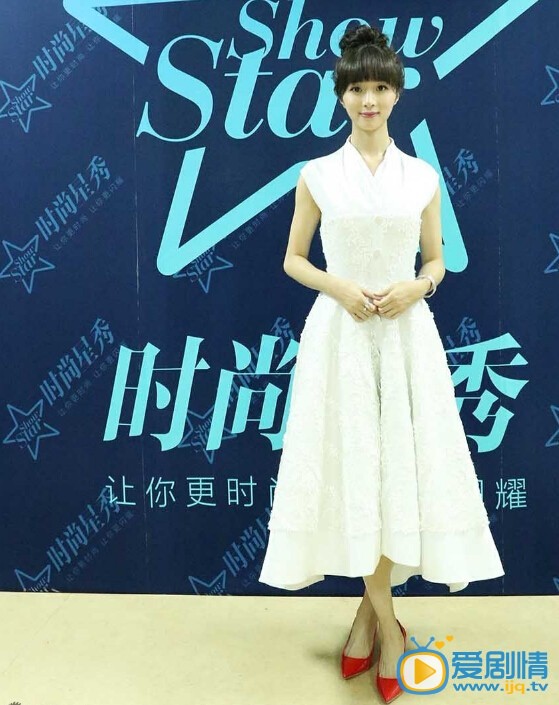 胡冰卿活动照  2015时尚星秀年度星秀人物盛典暨群星演唱会昨日在北京万事达中心举行，胡冰卿、陈瑶获年度风尚新人。