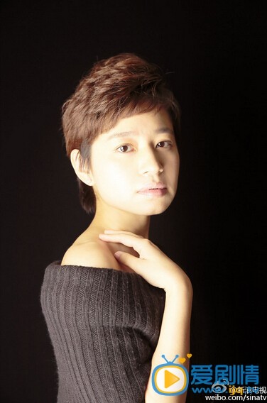 近日日本著名摄影家野村诚为鲁伊莎拍摄一组时尚大片曝光，照片中鲁伊莎眼神清澈，透出美丽纯净！