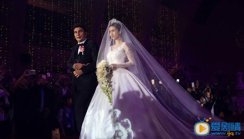 黄晓明婚纱照 黄晓明和Angelababy终于结束了爱情长跑，2015年10月8日，黄晓明和Angelababy在上海展览中心正式举办婚礼。上午8点，Angelababy工作室曝光了一组两人的婚纱照，照片中，两人以巴黎地标建筑为背景，浪漫亲吻