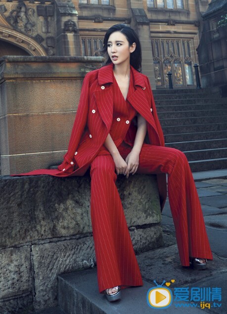 张萌红色西服写真 演员张萌曝光了一组远赴澳洲拍摄的写真，极致诠释出了异域典雅中国风，冲击力十足。写真中张萌身着修身红色西服，霸气干练中又不失性感妩媚。