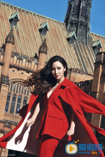 张萌红色西服写真 演员张萌曝光了一组远赴澳洲拍摄的写真，极致诠释出了异域典雅中国风，冲击力十足。写真中张萌身着修身红色西服，霸气干练中又不失性感妩媚。