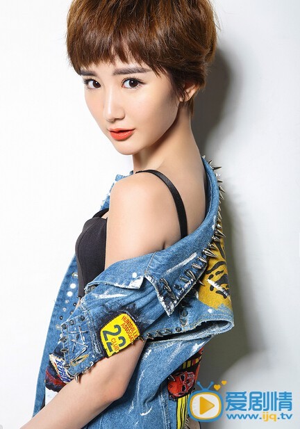毛晓彤性感写真 近日曝光了毛晓彤一组短发风情写真，毛晓彤身着修身打底，斜披朋克牛仔衣，以左手轻抚锁骨，小露火辣香肩，大眼似放电、清纯中尽显小女人的娇俏与性感。