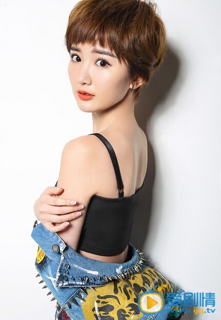毛晓彤性感写真 近日曝光了毛晓彤一组短发风情写真，毛晓彤身着修身打底，斜披朋克牛仔衣，以左手轻抚锁骨，小露火辣香肩，大眼似放电、清纯中尽显小女人的娇俏与性感。