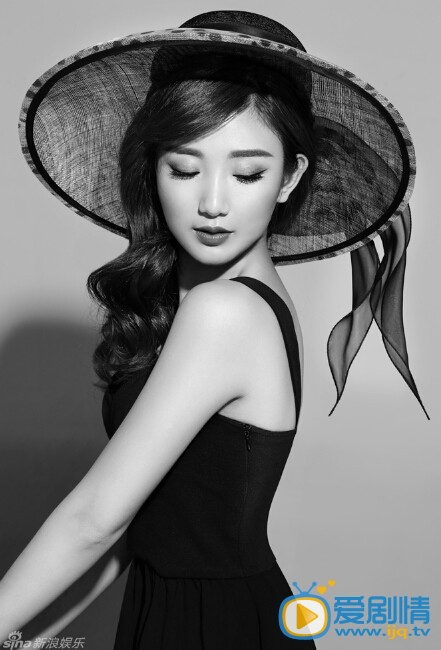 毛晓彤性感写真 毛晓彤新年发布全新写真，清新时尚的她笑容灿烂，照片中处处透着性感和自信。
