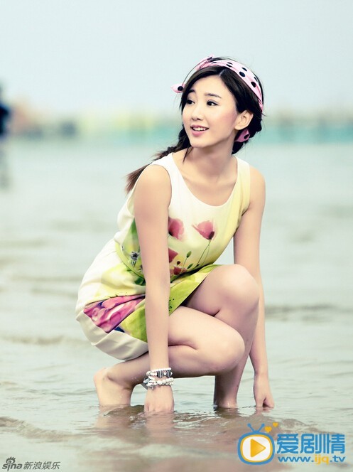 毛晓彤性感写真 演员毛晓彤曝光了一组海边清新写真，简单干净的妆容配以恬淡的表情整个人显得无比的甜美可爱，在夏末秋初的时节，毛晓彤演绎着一个快乐的逐浪女孩形象。