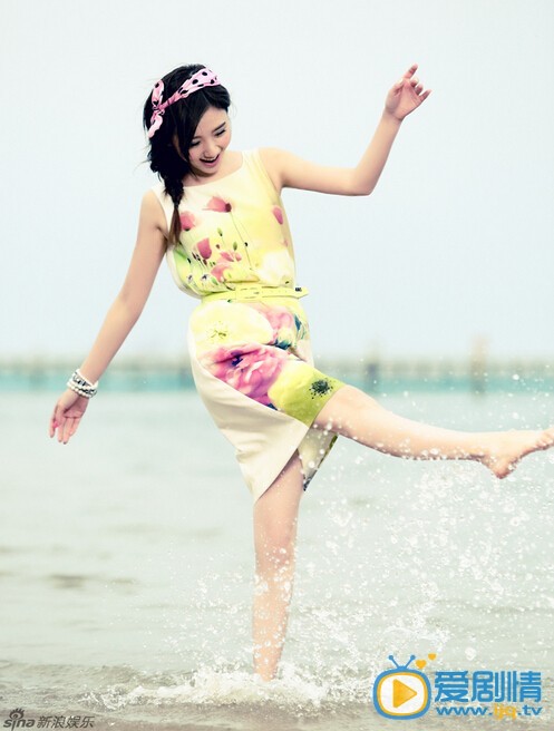 毛晓彤性感写真 演员毛晓彤曝光了一组海边清新写真，简单干净的妆容配以恬淡的表情整个人显得无比的甜美可爱，在夏末秋初的时节，毛晓彤演绎着一个快乐的逐浪女孩形象。