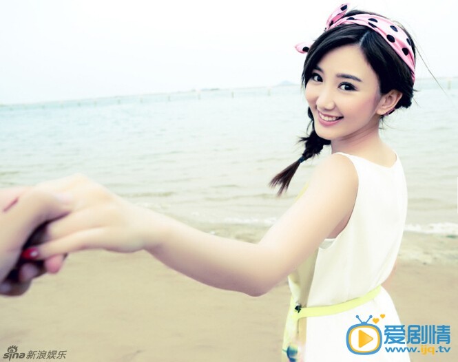 毛晓彤性感写真 演员毛晓彤曝光了一组海边清新写真，简单干净的妆容配以恬淡的表情整个人显得无比的甜美可爱，在夏末秋初的时节，毛晓彤演绎着一个快乐的逐浪女孩形象。