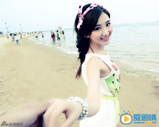 毛晓彤性感写真 演员毛晓彤曝光了一组海边清新写真，简单干净的妆容配以恬淡的表情整个人显得无比的甜美可爱，在夏末秋初的时节，毛晓彤演绎着一个快乐的逐浪女孩形象。