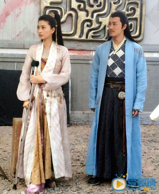 斓曦《陆小凤与花满楼》剧照 由林峯、斓曦等主演的《陆小凤与花满楼》热播。有观众指出斓曦饰演的上官丹凤镜头大多卡在肩膀处，斓曦回应：由于拍戏时脚踝骨折，很长一段时间在大车上拍戏。
