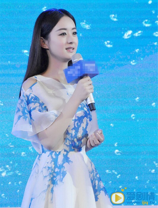 赵丽颖代言照 近日人气花旦赵丽颖现身上海某活动。一袭白底蓝色花纹的短裙配上柔顺长发，显得她娇艳欲滴、鲜嫩可人。而精致妆容，又彰显出她可古典可摩登的双重气质。
