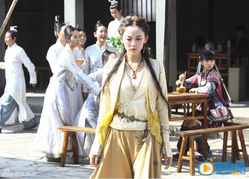 古力娜扎《云之凡》剧照 电视剧《云之凡》正在热拍中，照片中《云之凡》剧组古力娜扎、孙耀琦、韩东君、小彩旗等演员在片场演戏专注。