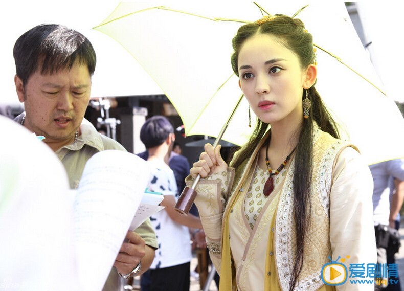 古力娜扎《云之凡》剧照 电视剧《云之凡》正在热拍中，照片中《云之凡》剧组古力娜扎、孙耀琦、韩东君、小彩旗等演员在片场演戏专注。