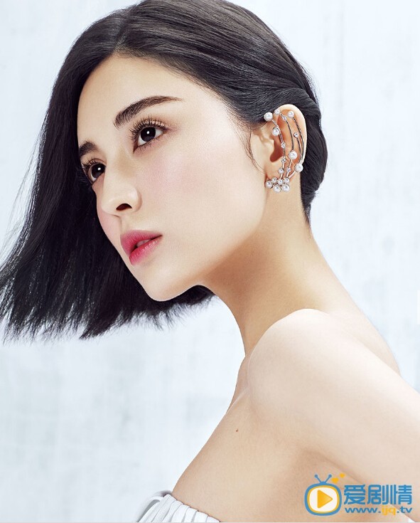 古力娜扎时尚写真 近日娜扎曝光一组时尚杂志写真，白皙如玉的肌肤搭配立体深邃的五官，一袭薄纱映衬下优雅静谧，眼神坚定不失内涵，清新脱俗折射出内心宁静。