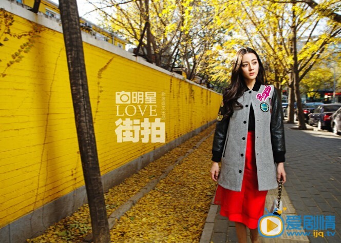 迪丽热巴街拍写真 在铺满黄叶的银杏大道上，迪丽热巴靓丽出街，多变造型立显欧美范，精致的五官、动人的笑容更是让人印象深刻。