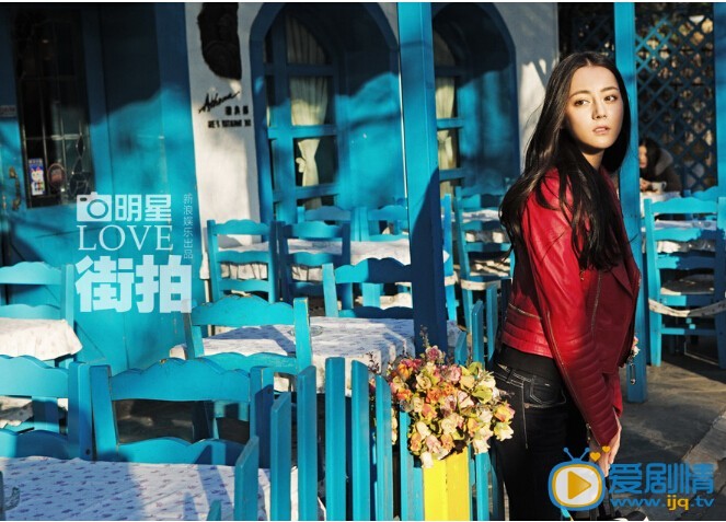 迪丽热巴街拍写真 在铺满黄叶的银杏大道上，迪丽热巴靓丽出街，多变造型立显欧美范，精致的五官、动人的笑容更是让人印象深刻。