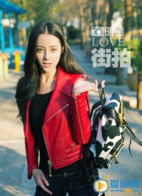 迪丽热巴街拍写真 在铺满黄叶的银杏大道上，迪丽热巴靓丽出街，多变造型立显欧美范，精致的五官、动人的笑容更是让人印象深刻。