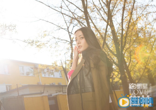 迪丽热巴街拍写真 在铺满黄叶的银杏大道上，迪丽热巴靓丽出街，多变造型立显欧美范，精致的五官、动人的笑容更是让人印象深刻。