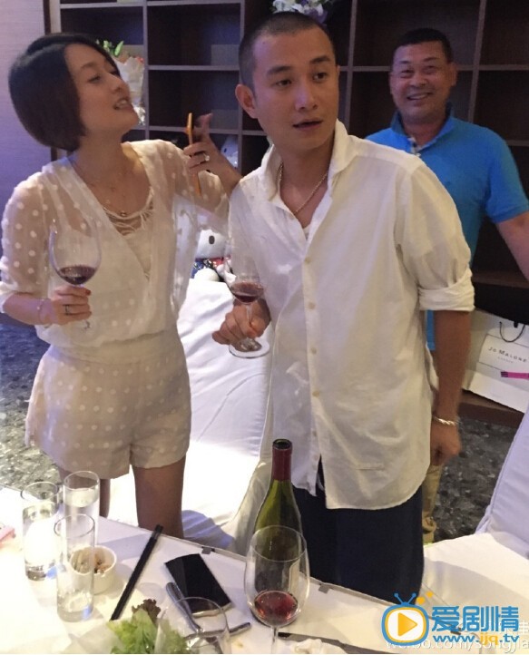 文章生日求婚照 文章出轨后为马伊琍庆生补求婚，6月29日是马伊琍生日，文章在上海包场为其庆生，现场补求婚和补送婚戒，并深情告白：“小文以前不靠谱，今天以后想靠谱了。有你，便是一切。老婆，求求你嫁给我。”
