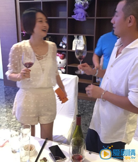 文章生日求婚照 文章出轨后为马伊琍庆生补求婚，6月29日是马伊琍生日，文章在上海包场为其庆生，现场补求婚和补送婚戒，并深情告白：“小文以前不靠谱，今天以后想靠谱了。有你，便是一切。老婆，求求你嫁给我。”