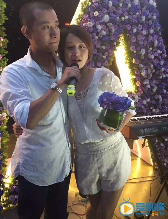 文章生日求婚照 文章出轨后为马伊琍庆生补求婚，6月29日是马伊琍生日，文章在上海包场为其庆生，现场补求婚和补送婚戒，并深情告白：“小文以前不靠谱，今天以后想靠谱了。有你，便是一切。老婆，求求你嫁给我。”