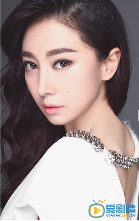 贾晓晨写真 9月20日是人气女演员贾晓晨的生日，生日当天贾晓晨曝光了一组个人写真。照片中的她留着海藻般的波浪卷发，烈焰红唇将脸上的妆容衬托地更加精致。