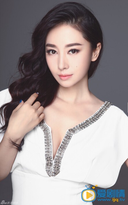 贾晓晨写真 9月20日是人气女演员贾晓晨的生日，生日当天贾晓晨曝光了一组个人写真。照片中的她留着海藻般的波浪卷发，烈焰红唇将脸上的妆容衬托地更加精致。