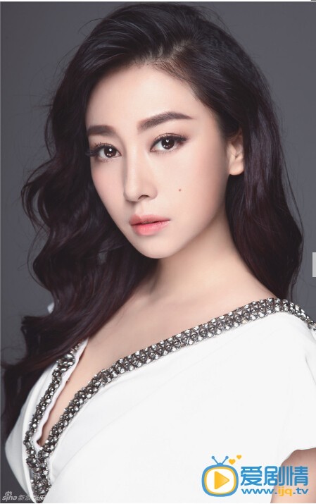 贾晓晨写真 9月20日是人气女演员贾晓晨的生日，生日当天贾晓晨曝光了一组个人写真。照片中的她留着海藻般的波浪卷发，烈焰红唇将脸上的妆容衬托地更加精致。