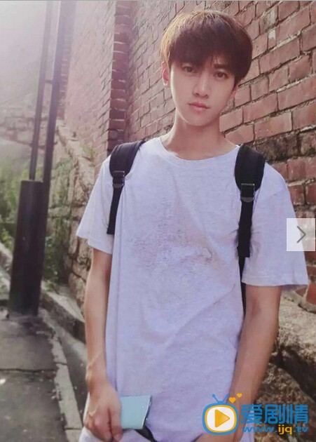 徐可帅气街拍照 近日，刚刚结束了《我的奇妙男友》拍摄的徐可发布了一组在厦门古巷里的街拍，清新而阳光的徐可，让古老街道焕发新的生机。