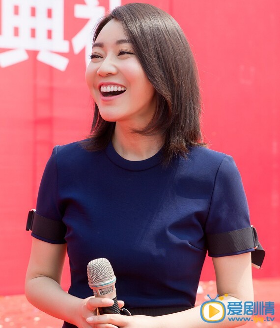 闫妮逆龄照 近日，闫妮在西安出席某活动，一身蓝黑色修身裙装的她大方向众人展示了自己的瘦身成果，极具逆龄感。