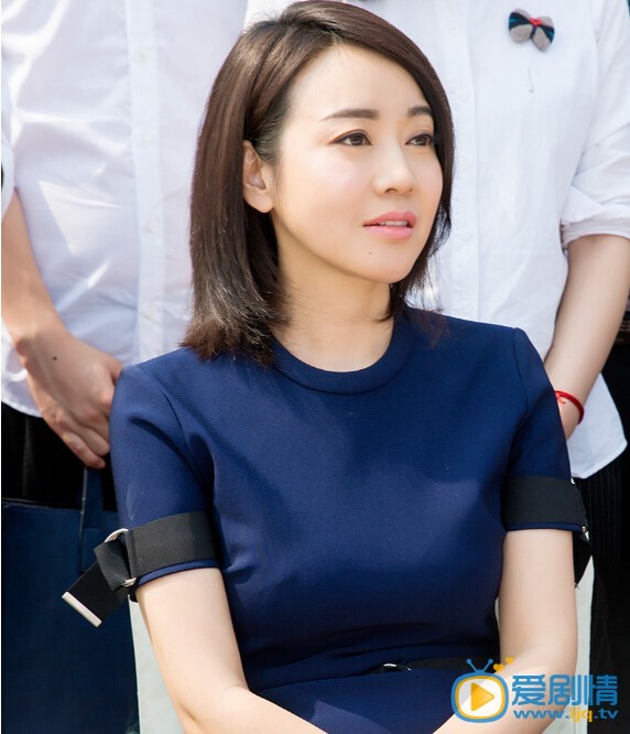 闫妮逆龄照 闫妮逆龄照，近日，闫妮在西安出席某活动，一身蓝黑色修身裙装的她大方向众人展示了自己的瘦身成果，极具逆龄感。