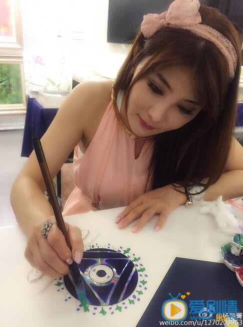 杨丽菁义卖活动照片 杨丽菁微博转发：今天參加了用回收的CD來做作畫參加九月十一的義賣會大家有空可以過去看看 環保的藝術 今天畫的主題是瑜伽的第三隻眼希望能夠透過眉心輪 開悟心靈 平和自由 祝大家也有美好的一天