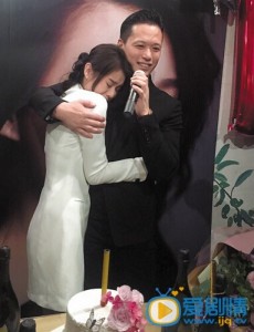 胡杏儿未婚夫片场探班秀恩爱 胡杏儿将于年底结婚