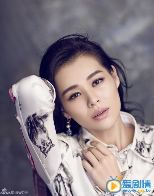 胡杏儿杂志封面照 近日，演员胡杏儿为内地知名杂志拍摄了一组封面大片，整组大片完美展现胡杏儿的多种风格，知性、优雅、率性、柔美，恰到好处的融入其中，也充分证明了胡杏儿作为演员的多重可塑性。
