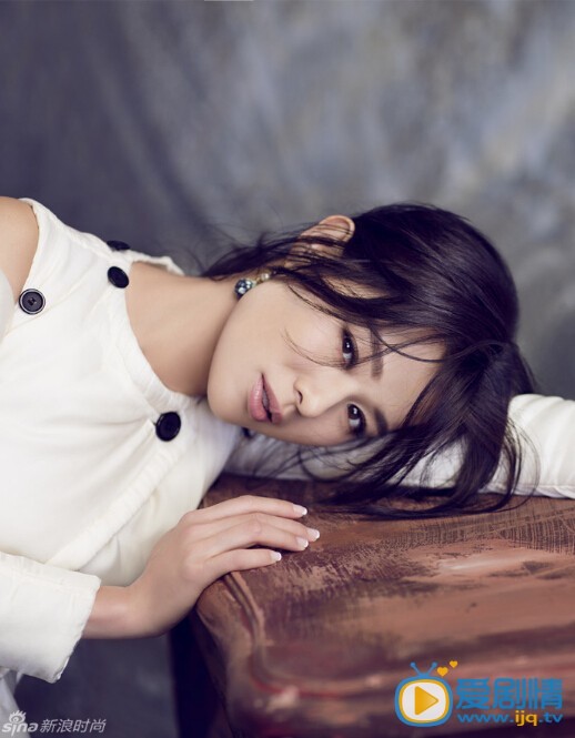 胡杏儿杂志封面照 近日，演员胡杏儿为内地知名杂志拍摄了一组封面大片，整组大片完美展现胡杏儿的多种风格，知性、优雅、率性、柔美，恰到好处的融入其中，也充分证明了胡杏儿作为演员的多重可塑性。
