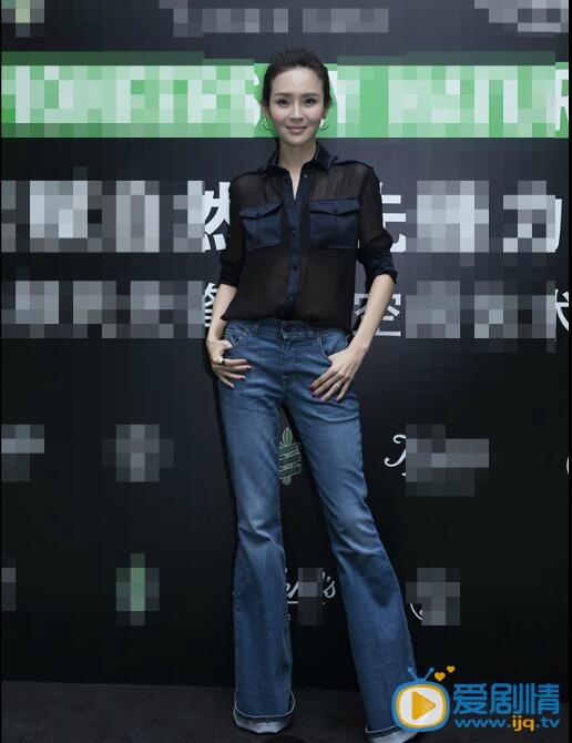 于明加透视装活动照 2015年9月17日，某品牌在京举办的先锋艺术展，关悦、熊乃瑾、于明加受邀现身艺术展。当晚，于明加上身着黑色透视装，下身复古牛仔长裤摩登十足。