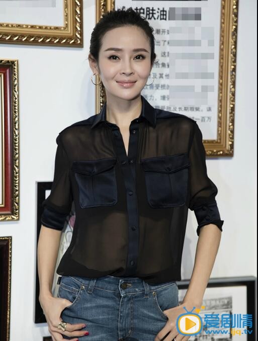 于明加透视装活动照 2015年9月17日，某品牌在京举办的先锋艺术展，关悦、熊乃瑾、于明加受邀现身艺术展。当晚，于明加上身着黑色透视装，下身复古牛仔长裤摩登十足。