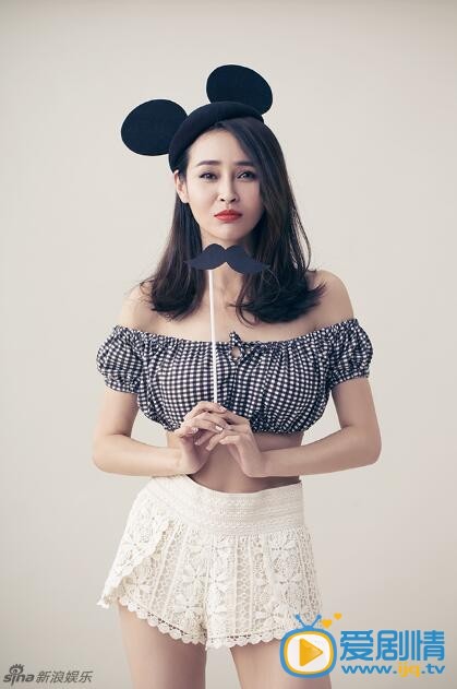 于明加可爱米奇写真  10月16日是于明加的生日，曝光了一组生日主题的俏皮写真，身着格纹露肩小短衣，大方秀出纤细身材，再加上头戴萌翻天的米奇头饰，娇俏可爱萌萌哒，少女感十足。
