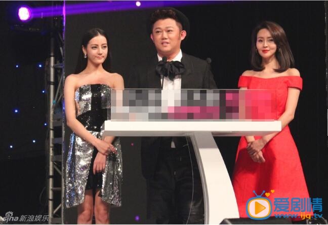 于明加红裙活动照 白百何、于明加、迪丽热巴等受邀出席了某杂志在上海举办的美妆百大赏时尚活动,现场群星助阵星光熠熠。