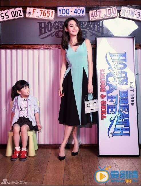 于明加和女儿亲子照 演员于明加忙里偷闲携女儿为某杂志拍摄一组鬼马的亲子写真，潮宝靓妈全程互动表情搞怪，秀甜蜜之余于明加畅聊育儿心经，分享亲子秘密。