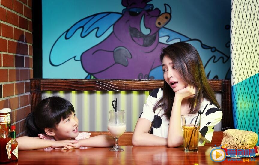 于明加和女儿亲子照 演员于明加忙里偷闲携女儿为某杂志拍摄一组鬼马的亲子写真，潮宝靓妈全程互动表情搞怪，秀甜蜜之余于明加畅聊育儿心经，分享亲子秘密。