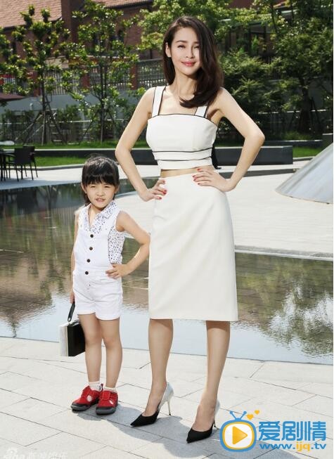 于明加和女儿亲子照 演员于明加忙里偷闲携女儿为某杂志拍摄一组鬼马的亲子写真，潮宝靓妈全程互动表情搞怪，秀甜蜜之余于明加畅聊育儿心经，分享亲子秘密。