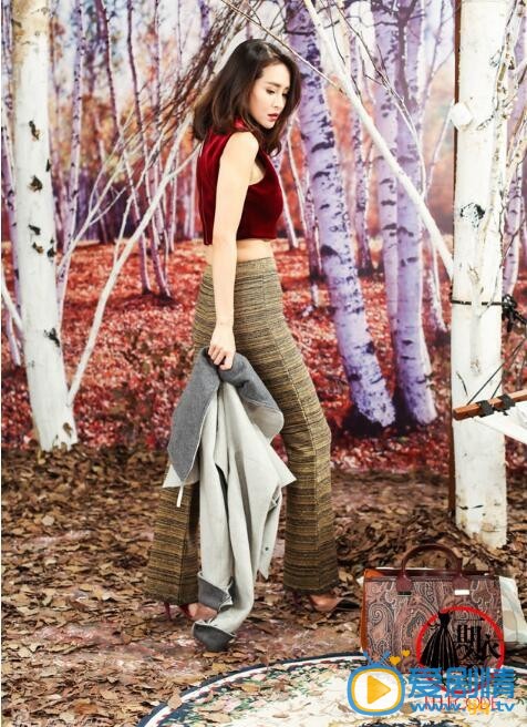 于明加ELLA杂志写真 演员于明加日前为《ELLE》拍摄一组早秋唯美写真，随性自然、冷艳不羁，于明加白皙香肩若隐若现，坐享慵懒午后时光。