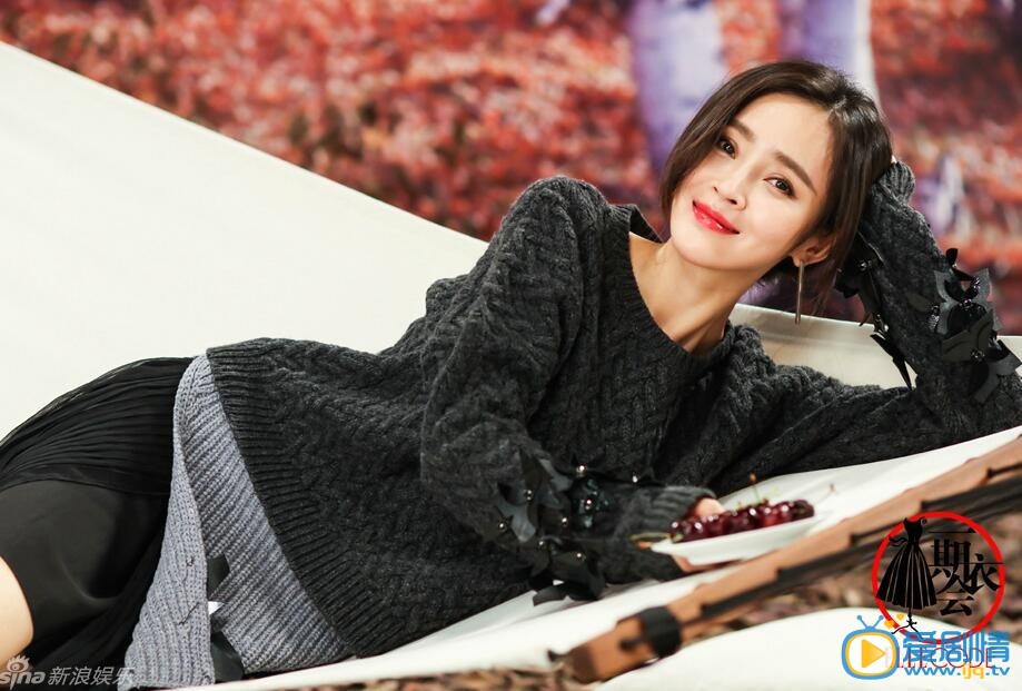 于明加ELLA杂志写真 演员于明加日前为《ELLE》拍摄一组早秋唯美写真，随性自然、冷艳不羁，于明加白皙香肩若隐若现，坐享慵懒午后时光。