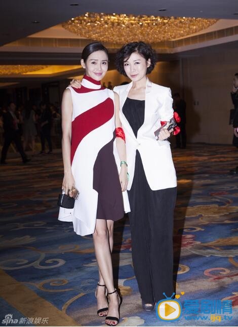 于明加活动照 众星云集的时尚盛事“2015芭莎明星慈善夜”在京举行，演员于明加一袭红白撞色短裙亮相红毯，步态轻盈、纤腰素手，尽显温婉柔美。