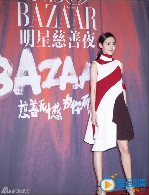 于明加活动照 众星云集的时尚盛事“2015芭莎明星慈善夜”在京举行，演员于明加一袭红白撞色短裙亮相红毯，步态轻盈、纤腰素手，尽显温婉柔美。