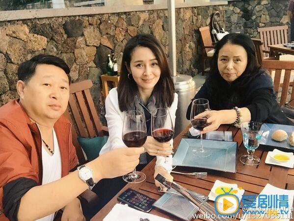 于明加和父母合影照 于明加高清写真_于明加高清剧照