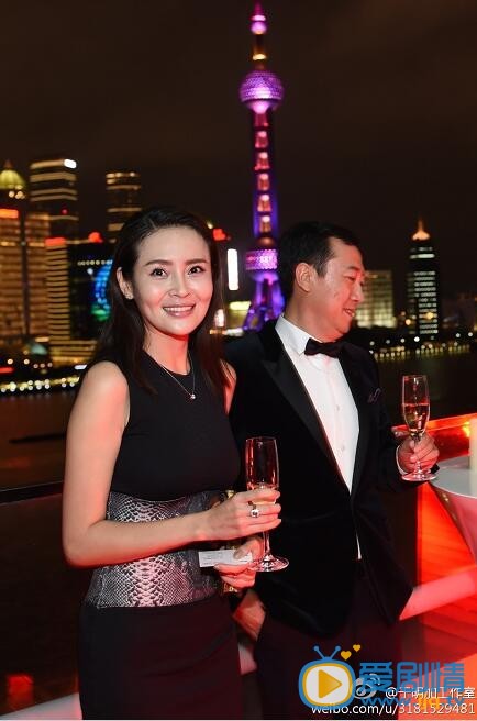 于明加活动照 #新奥迪A8L尊享风尚之夜## @于明加Lorla 黑色包身短裙亮相，优雅大方。腰间蛇皮设计和@TOMFORD汤姆福特 的金蛇造型包包是故意的嘛