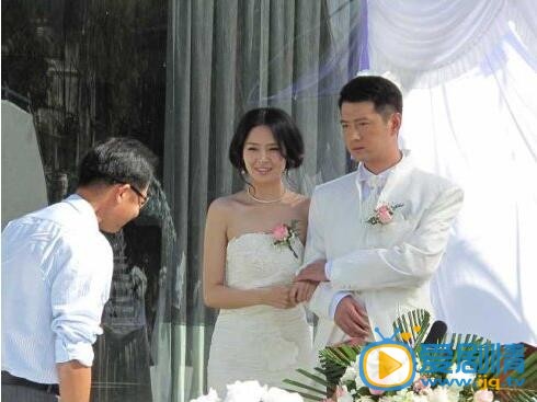 于明加婚纱照汇总 这是网传的于明加和胡俊的婚纱照，其实这并不是真正的婚纱照，而是于明加在《手机》里的剧照。甚至也有网传佟大为是于明加的老公，真实的于明加的老公是一个圈外人，是一个汽车销售人员。