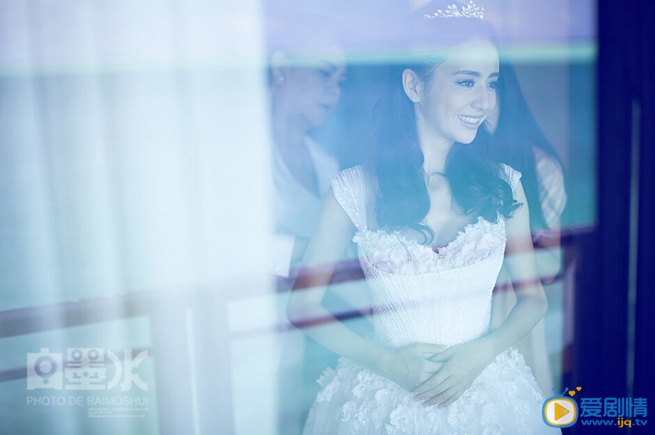 佟丽娅婚纱照 2014年1月16日佟丽娅和陈思成在太平洋塔希提岛举行婚礼，婚礼的伴娘团和伴郎团整容强大。